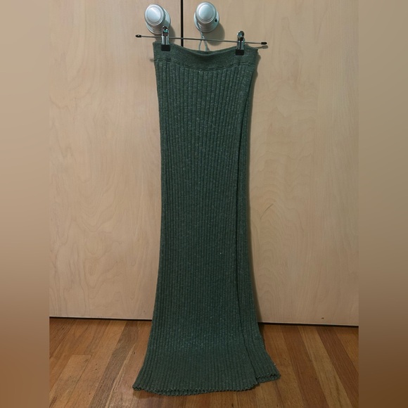 Free People forest green knit maxi skirt Size Small
Never worn! - Picture 2 of 4